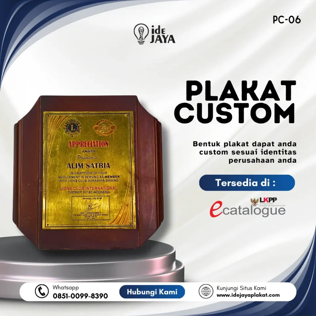 Plakat kayu custom dengan plat emas penghargaan Lions Club untuk Alim Satria – souvenir kantor eksklusif dari Ide Jaya Plakat